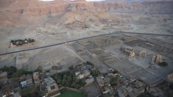 从热气球俯瞰埃及卢克索王宫背景的空中俯瞰 — 图库视频影像