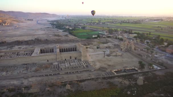 Widok Lotu Ptaka Medinet Habu Świątynia Gorącego Powietrza Balon Doliną — Wideo stockowe