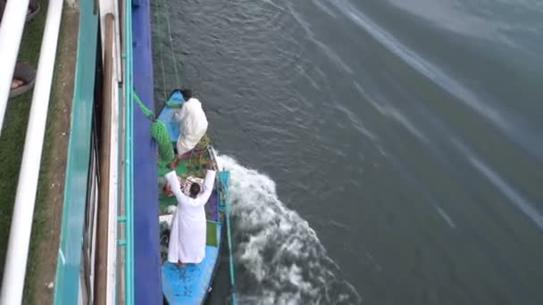 Egypten Dec 2019 Små Båtar Fästa Vid Turist Kryssningsfartyg Längs — Stockvideo