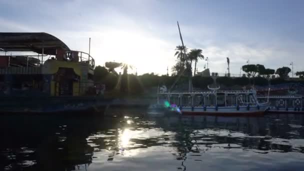 エジプトのルクソール 12月2019 気球旅行のためのボートと朝のナイル川を渡る観光クルーズ — ストック動画