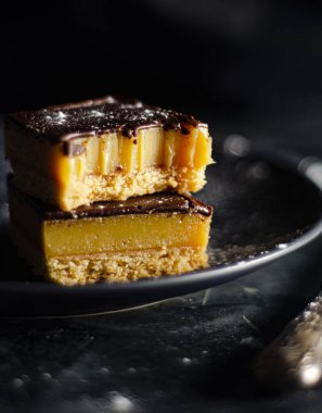 Koyu Arka Planda Çikolatalı Karamel Dilimi