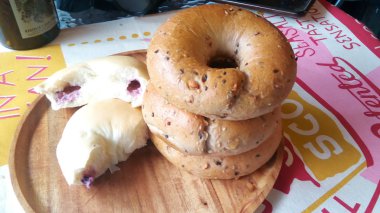 Yaban Mersini Kreması Ile Doldurulmuş Bir yığın Simit