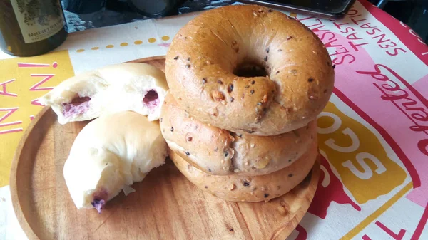 Yaban Mersini Kreması Ile Doldurulmuş Bir yığın Simit