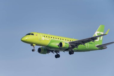 Novosibirsk, Rusya - 14 Şubat 2018: Embraer 170-100su Vq kulübesinde S7 havayolu Tolmachevo Uluslararası Havaalanı'nda açılış öncesi.