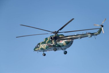 Novosibirsk, Rusya - 14 Şubat 2018: Helikopter Mil Mi-8amtsh Hip Rf-23184 Tolmachevo Uluslararası Havaalanı yakınlarındaki gökyüzünde