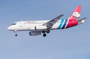 Novosibirsk, Rusya - 18 Şubat 2018: Sukhoi Superjet 100-95lr Ra-89071 Yamal havayolları yaklaşımlar iniş uluslararası havaalanında Tolmachevo için.