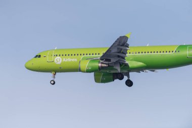 Novosibirsk, Rusya - 20 Şubat 2018: Airbus A320-214 Vp-Bdt S7 Airlnes yaklaşımlar iniş uluslararası havaalanında Tolmachevo için.