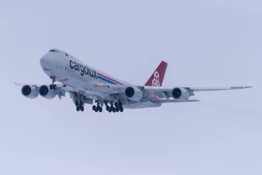 Novosibirsk, Rusya - 10 Mart 2018: Boeing 747-8r7(F) Lx-Vca Cargolux uluslararası havaalanında Tolmachevo iniş için yaklaşımlar.