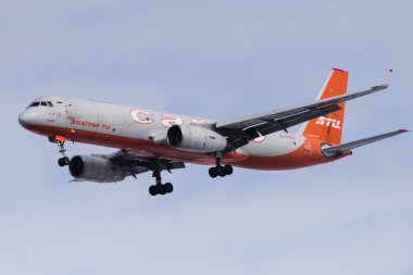 Novosibirsk, Rusya - 10 Mart 2018: Tupulev Tu-204-100 c Ra-64032 Aviastar-Tu Tolmachevo Uluslararası Havaalanı'nda iniş için yaklaşımlar