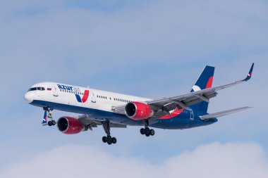 Novosibirsk, Rusya - 10 Mart 2018: Boeing 757-231 Vp-Bpb Azur hava yaklaşımlar iniş uluslararası havaalanında Tolmachevo için