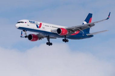 Novosibirsk, Rusya - 10 Mart 2018: Boeing 757-231 Vp-Bpb Azur hava yaklaşımlar iniş uluslararası havaalanında Tolmachevo için