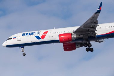 Novosibirsk, Rusya - 10 Mart 2018: Boeing 757-231 Vp-Bpb Azur hava yaklaşımlar iniş uluslararası havaalanında Tolmachevo için