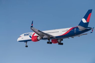 Novosibirsk, Rusya - 10 Mart 2018: Boeing 757-231 Vp-Bpb Azur hava yaklaşımlar iniş uluslararası havaalanında Tolmachevo için