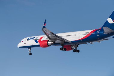 Novosibirsk, Rusya - 10 Mart 2018: Boeing 757-231 Vp-Bpb Azur hava yaklaşımlar iniş uluslararası havaalanında Tolmachevo için