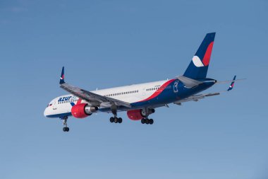 Novosibirsk, Rusya - 10 Mart 2018: Boeing 757-231 Vp-Bpb Azur hava yaklaşımlar iniş uluslararası havaalanında Tolmachevo için