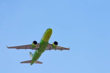 Novosibirsk, Rusya - 27 Nisan 2018: Airbus A320-271n Vq-Bch S7 havayolu Tolmachevo Uluslararası Havaalanı'ndan kalkıştan sonra.