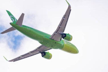 Novosibirsk, Rusya - 27 Nisan 2018: Airbus A320-271n Vq-Bch S7 havayolu Tolmachevo Uluslararası Havaalanı'ndan kalkıştan sonra.