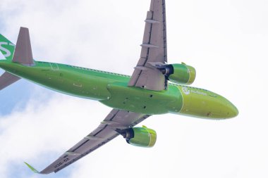 Novosibirsk, Rusya - 27 Nisan 2018: Airbus A320-271n Vq-Bch S7 havayolu Tolmachevo Uluslararası Havaalanı'ndan kalkıştan sonra.