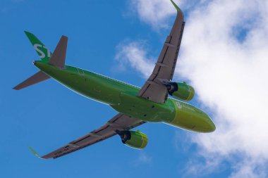 Novosibirsk, Rusya - 27 Nisan 2018: Airbus A320-271n Vq-Bch S7 havayolu Tolmachevo Uluslararası Havaalanı'ndan kalkıştan sonra.