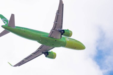 Novosibirsk, Rusya - 27 Nisan 2018: Airbus A320-271n Vq-Bch S7 havayolu Tolmachevo Uluslararası Havaalanı'ndan kalkıştan sonra.