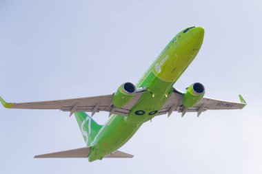 Novosibirsk, Rusya - 27 Nisan 2018: Boeing 737-8zs Vq Bkv S7 havayolu Tolmachevo Uluslararası Havaalanı'ndan kalkıştan sonra.