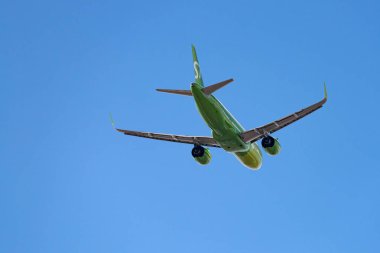 Novosibirsk, Rusya - 27 Nisan 2018: Airbus A320-271n Vq-Bch S7 havayolu Tolmachevo Uluslararası Havaalanı'ndan kalkıştan sonra.