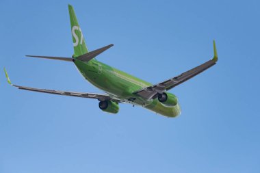 Novosibirsk, Rusya - 27 Nisan 2018: Boeing 737-8zs Vq Bkv S7 havayolu Tolmachevo Uluslararası Havaalanı'ndan kalkıştan sonra.