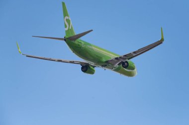 Novosibirsk, Rusya - 27 Nisan 2018: Boeing 737-8zs Vq Bkv S7 havayolu Tolmachevo Uluslararası Havaalanı'ndan kalkıştan sonra.