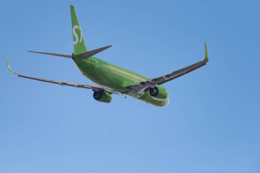 Novosibirsk, Rusya - 27 Nisan 2018: Boeing 737-8zs Vq Bkv S7 havayolu Tolmachevo Uluslararası Havaalanı'ndan kalkıştan sonra.