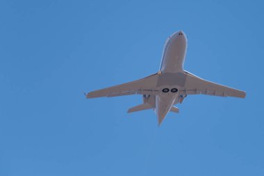 Novosibirsk, Rusya - 27 Nisan 2018: Bombardier Cl-600-2b16 Challenger 604 Arkasair kalkıştan Tolmachevo Uluslararası Havaalanı'ndan sonra.