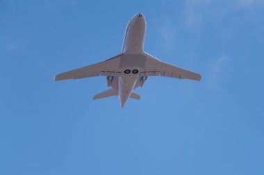 Novosibirsk, Rusya - 27 Nisan 2018: Bombardier Cl-600-2b16 Challenger 604 Arkasair kalkıştan Tolmachevo Uluslararası Havaalanı'ndan sonra.