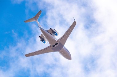 Novosibirsk, Rusya - 27 Nisan 2018: Bombardier Cl-600-2b16 Challenger 604 Arkasair kalkıştan Tolmachevo Uluslararası Havaalanı'ndan sonra.