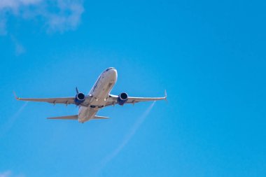 Novosibirsk, Rusya - 27 Nisan 2018: Boeing 737-86n Vq-Biz Yakutya havayolları kalkıştan Tolmachevo Uluslararası Havaalanı'ndan sonra.