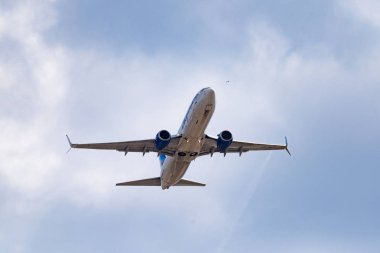 Novosibirsk, Rusya - 27 Nisan 2018: Boeing 737-86n Vq-Biz Yakutya havayolları kalkıştan Tolmachevo Uluslararası Havaalanı'ndan sonra.