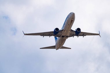 Novosibirsk, Rusya - 27 Nisan 2018: Boeing 737-86n Vq-Biz Yakutya havayolları kalkıştan Tolmachevo Uluslararası Havaalanı'ndan sonra.