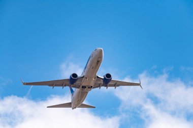 Novosibirsk, Rusya - 27 Nisan 2018: Boeing 737-86n Vq-Biz Yakutya havayolları kalkıştan Tolmachevo Uluslararası Havaalanı'ndan sonra.