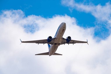 Novosibirsk, Rusya - 27 Nisan 2018: Boeing 737-86n Vq-Biz Yakutya havayolları kalkıştan Tolmachevo Uluslararası Havaalanı'ndan sonra.