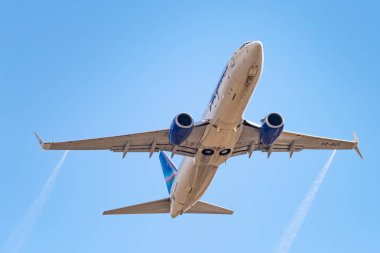 Novosibirsk, Rusya - 27 Nisan 2018: Boeing 737-86n Vq-Biz Yakutya havayolları kalkıştan Tolmachevo Uluslararası Havaalanı'ndan sonra.