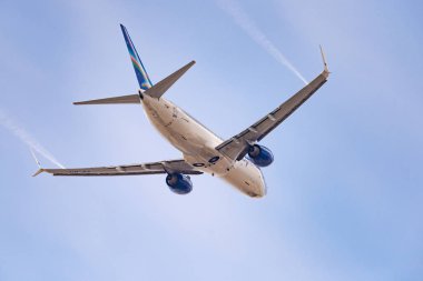 Novosibirsk, Rusya - 27 Nisan 2018: Boeing 737-86n Vq-Biz Yakutya havayolları kalkıştan Tolmachevo Uluslararası Havaalanı'ndan sonra.