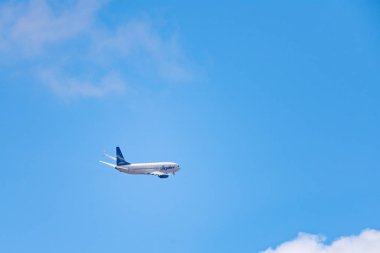 Novosibirsk, Rusya - 27 Nisan 2018: Boeing 737-86n Vq-Biz Yakutya havayolları kalkıştan Tolmachevo Uluslararası Havaalanı'ndan sonra.