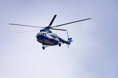Novosibirsk, Rusya - 27 Nisan 2018: Mil Mi-8t Hip Rf-28960 polis Tolmachevo Uluslararası Havaalanı yakınlarındaki gökyüzünde