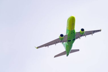 Novosibirsk, Rusya - 27 Nisan 2018: Embraer 170-100su Vq Byb S7 havayolu Tolmachevo Uluslararası Havaalanı'ndan kalkıştan sonra.