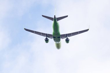 Novosibirsk, Rusya - 27 Nisan 2018: Embraer 170-100su Vq Byb S7 havayolu Tolmachevo Uluslararası Havaalanı'ndan kalkıştan sonra.