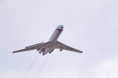 Novosibirsk, Rusya - 27 Nisan 2018: Tupolev Tu-134b-3 Ra-65733 Rusya - Tolmachevo Uluslararası Havaalanı'ndan kalkıştan sonra hava kuvvetleri.