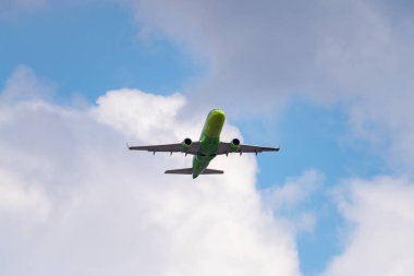 Novosibirsk, Rusya - 27 Nisan 2018: Embraer 170-100su Vq kulübesinde S7 havayolu Tolmachevo Uluslararası Havaalanı'ndan kalkıştan sonra.