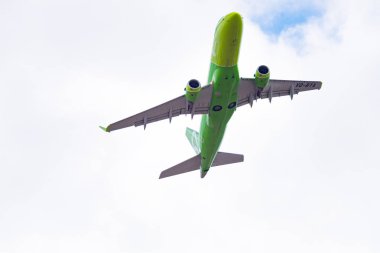 Novosibirsk, Rusya - 27 Nisan 2018: Embraer 170-100su Vq kulübesinde S7 havayolu Tolmachevo Uluslararası Havaalanı'ndan kalkıştan sonra.