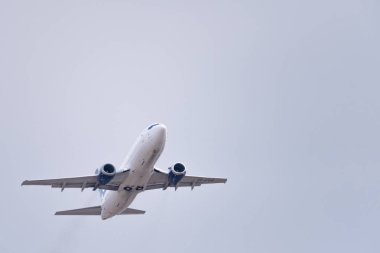 Novosibirsk, Rusya - 27 Nisan 2018: Boeing 737 - 3k 2 eski 37015 Avia trafik şirket kalkıştan Tolmachevo Uluslararası Havaalanı'ndan sonra.