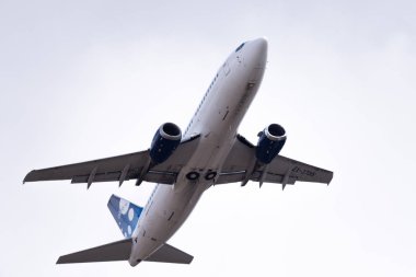 Novosibirsk, Rusya - 27 Nisan 2018: Boeing 737 - 3k 2 eski 37015 Avia trafik şirket kalkıştan Tolmachevo Uluslararası Havaalanı'ndan sonra.
