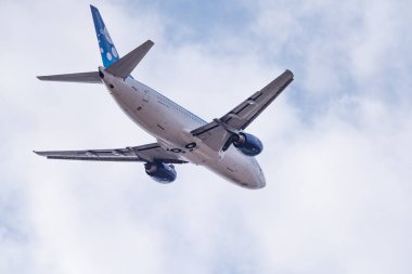 Novosibirsk, Rusya - 27 Nisan 2018: Boeing 737 - 3k 2 eski 37015 Avia trafik şirket kalkıştan Tolmachevo Uluslararası Havaalanı'ndan sonra.