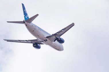 Novosibirsk, Rusya - 27 Nisan 2018: Boeing 737 - 3k 2 eski 37015 Avia trafik şirket kalkıştan Tolmachevo Uluslararası Havaalanı'ndan sonra.